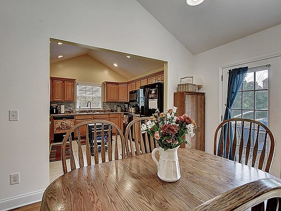 5th image of 258 Holland View Dr