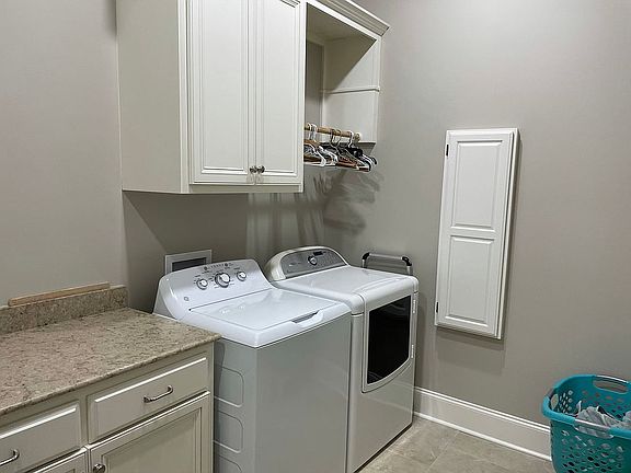 LAUNDRY W BUILTIN IRONING BD