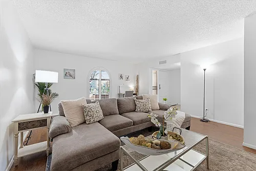 516 N Hobson Plz Photo 1