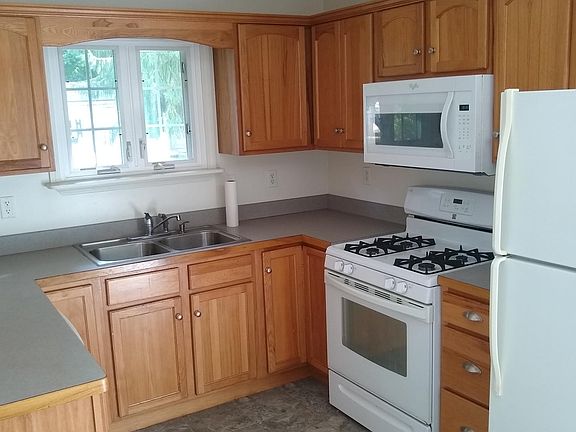 5th image of 102 Berkley Ln