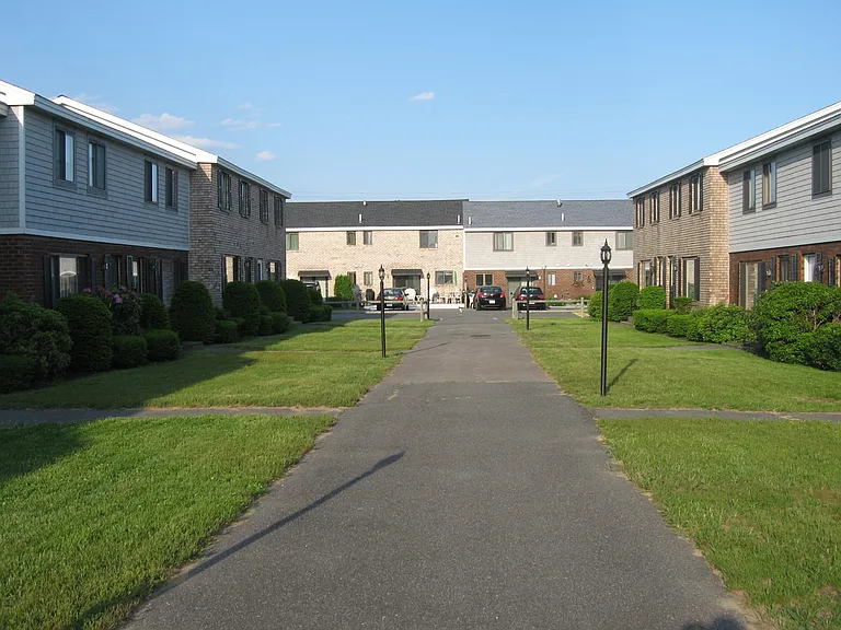 275 N End Blvd #B1 — Photo 17