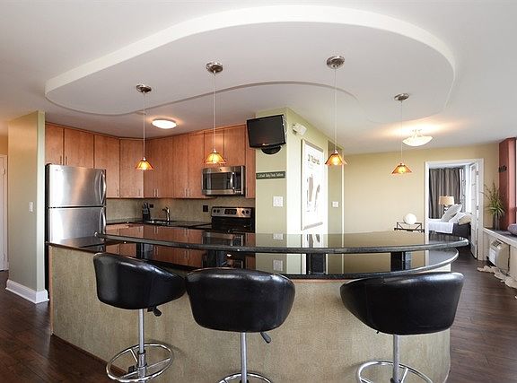 5th image of 88 W Schiller St APT 608L
