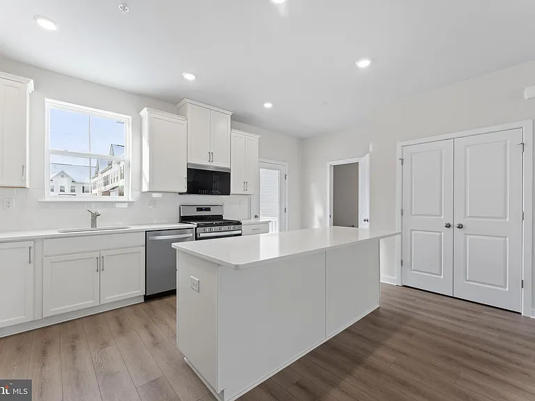 56 Continental Way — Photo 11