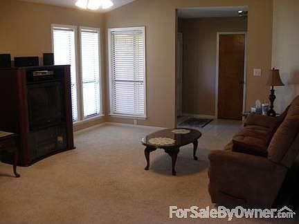 5th image of 812 Taos Dr