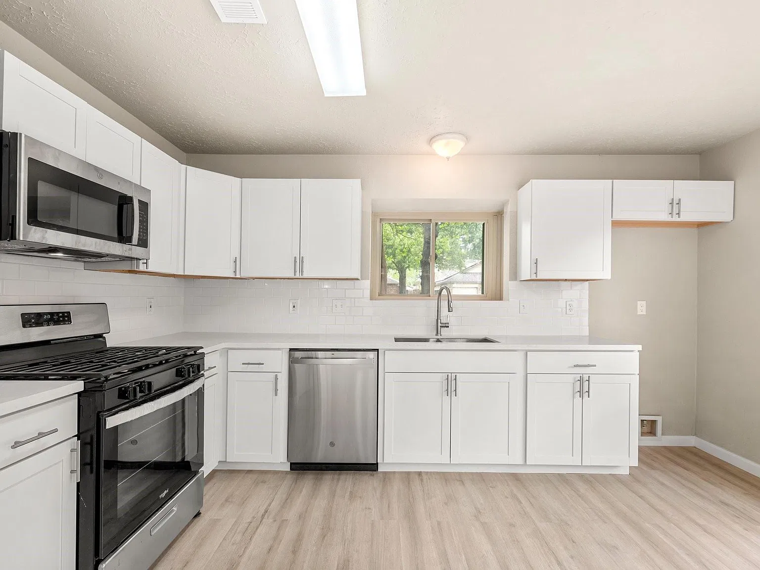 3 bed, 2.0 bath, 1671 sqft, $1,750 — Photo 2