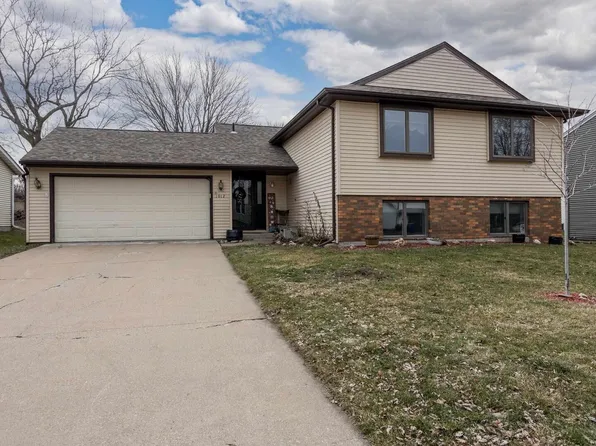 1012 W Donahue Ct, Eldridge, IA 52748