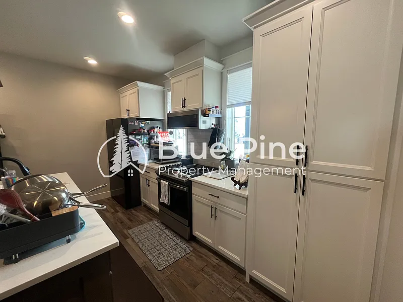 6 bed, 3.0 bath, 3042 sqft, $2,950 — Photo 3