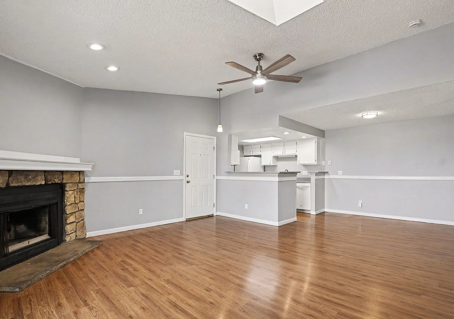 3-Bedroom Top-Floor Condo with Private Patio & 2 Assigned Parking Spots — Photo 2