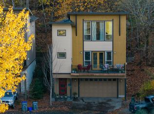 251 Mount Rainier Loop, Hood River, OR 97031