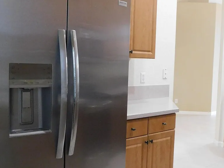 810 NW Rutherford Ct — Photo 4