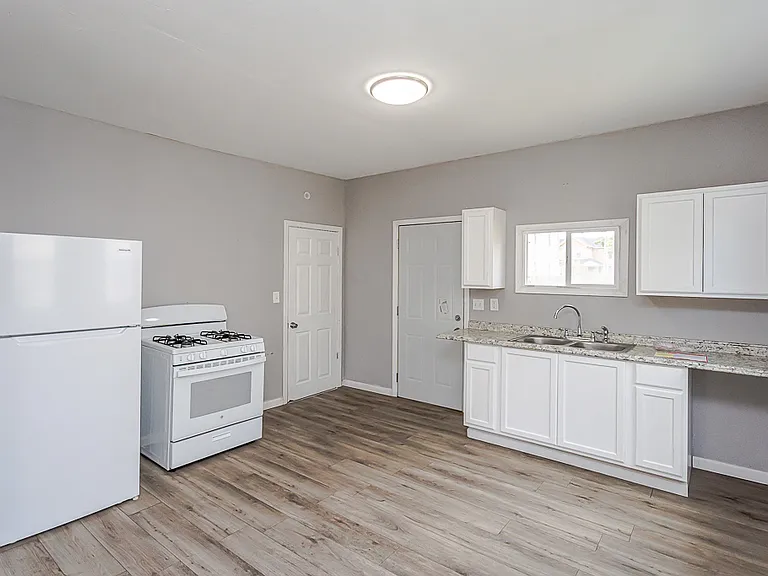 315 Eastern Ave — Photo 14