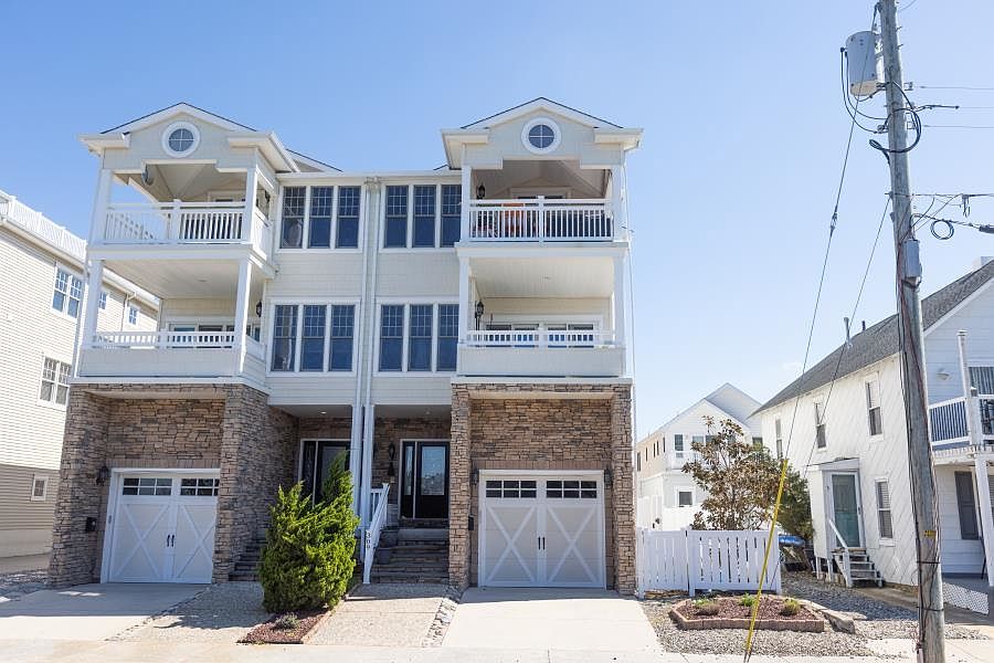 1st image of 309 W 1st Ave #309