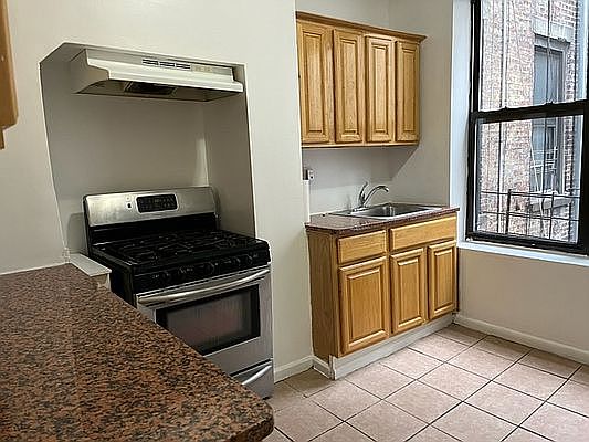 1st image of 931 8th Ave #2