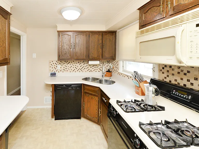 10-02 Mason Pl — Photo 3