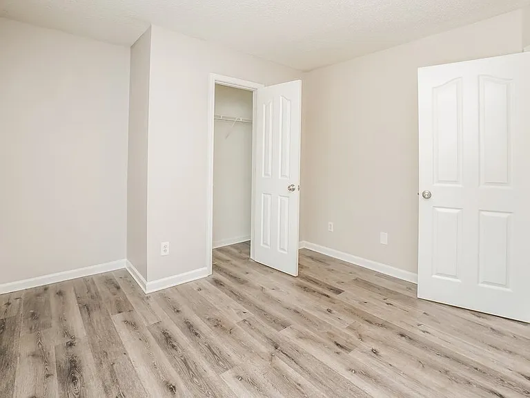 555 River View Dr — Photo 14
