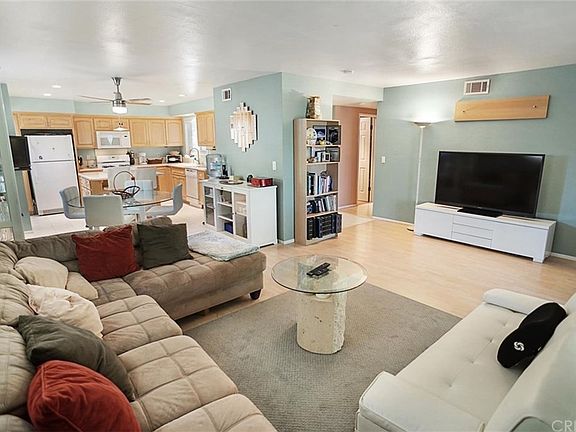 4th image of 28040 Lacomb Dr