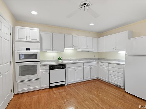 4th image of 21400 Magnolia Ct