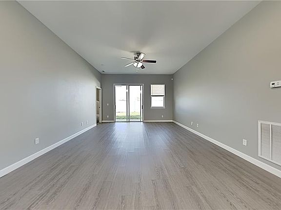 3rd image of 407 Columbia Ct