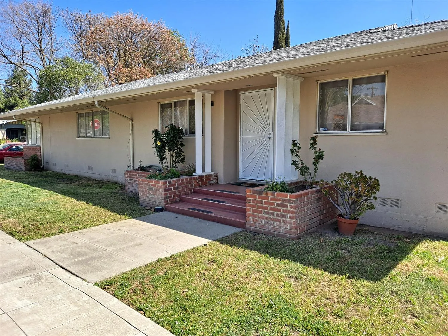 848 W Willow St photo 1