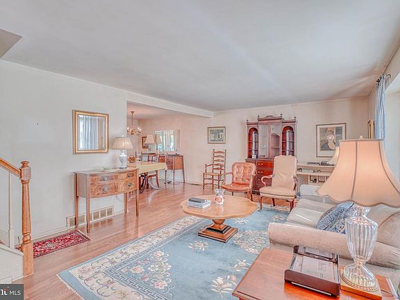 3rd image of 407 Keats Rd