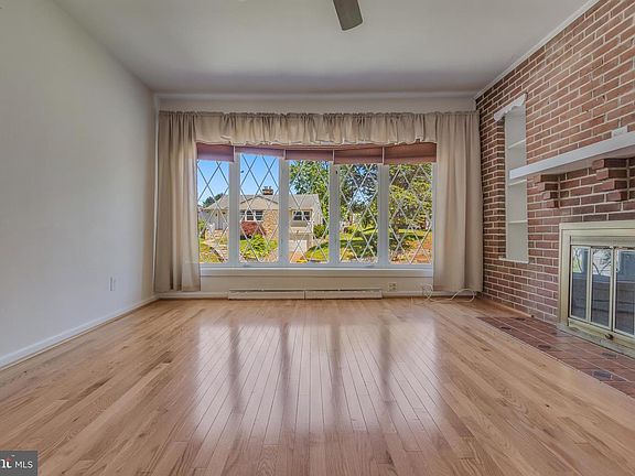 3rd image of 219 Coronet Dr