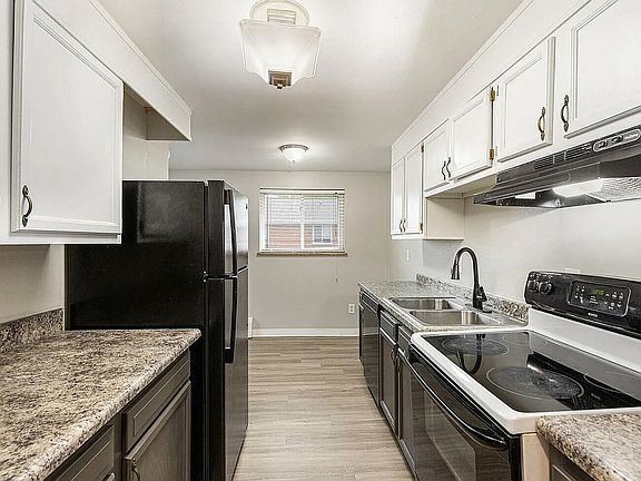 4th image of 1150 S Allison St #1190-01