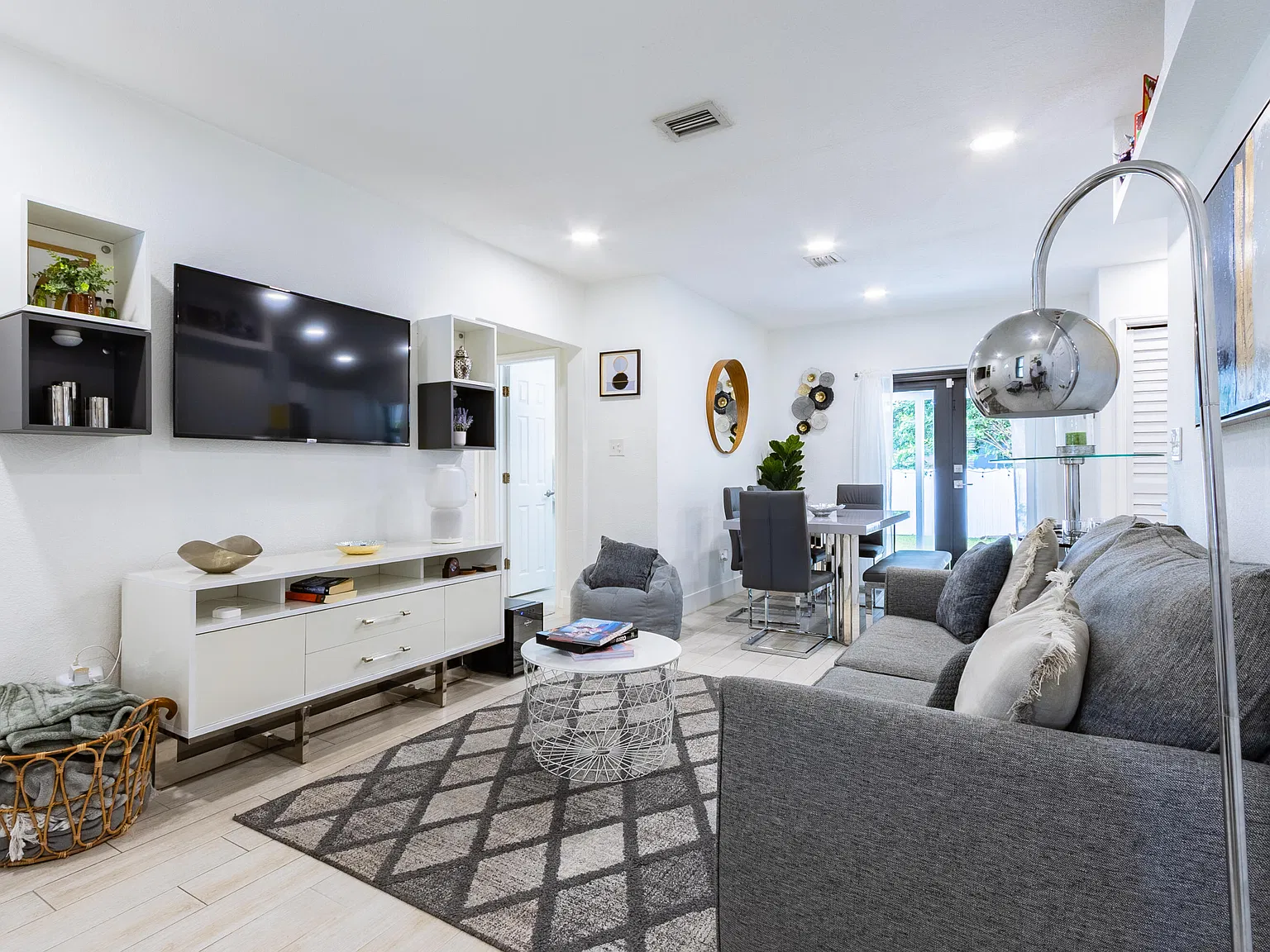 3 bed, 2.0 bath, 979 sqft, $5,500 — Photo 4