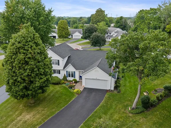 2 Hampton Cir, Fairport, NY 14450