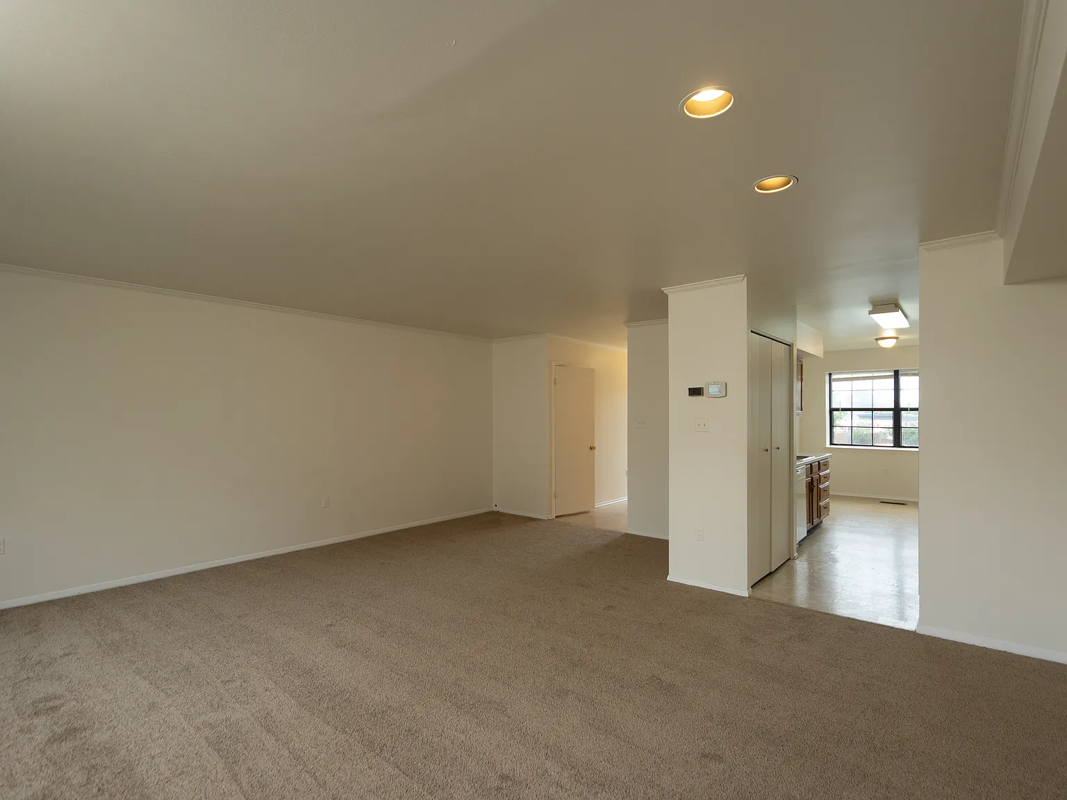 4 bed, 3.5 bath, 1550 sqft, $2,200 — Photo 4