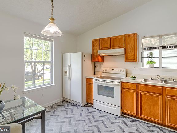 4th image of 424 Howard Manor Dr