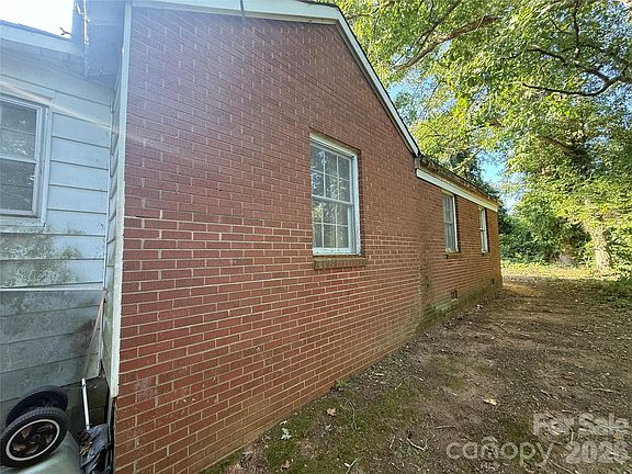 3rd image of 8915 Idlewild Rd
