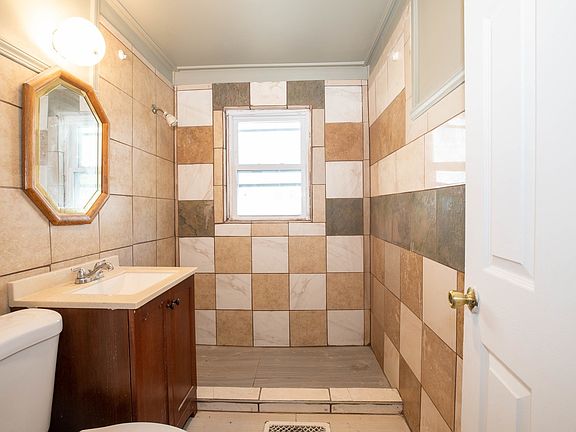 5th image of 1672 Buena Vista Cir