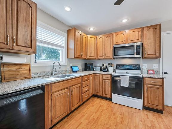4th image of 1404 Larkview Dr
