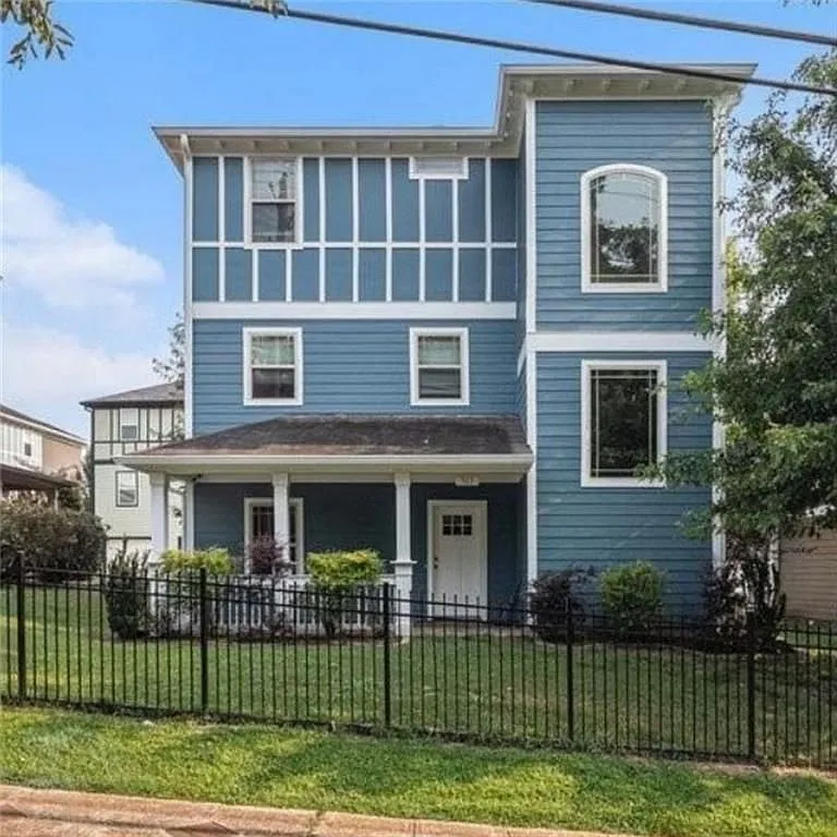 3 bed, 3.0 bath, 2048 sqft, $3,000 — Photo 1