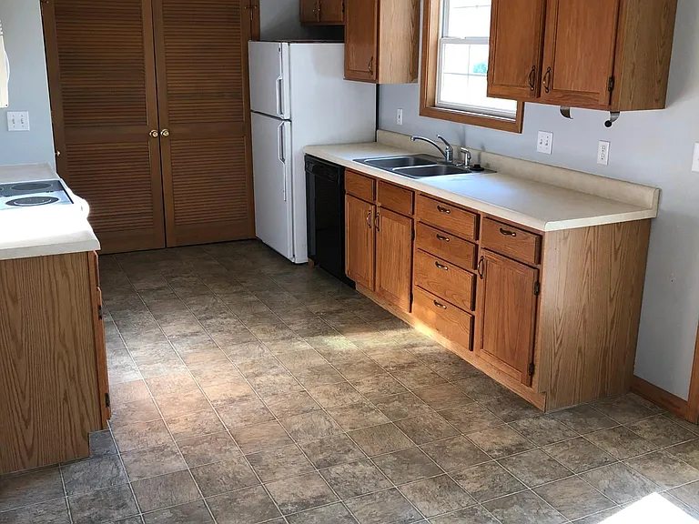 1008 Country Club Dr — Photo 3