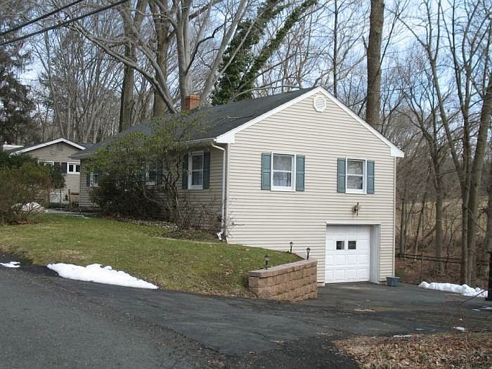 2nd image of 9 Fern Ridge Ln