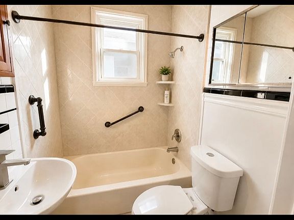 3rd image of 485 Lakeside Ave #1BB