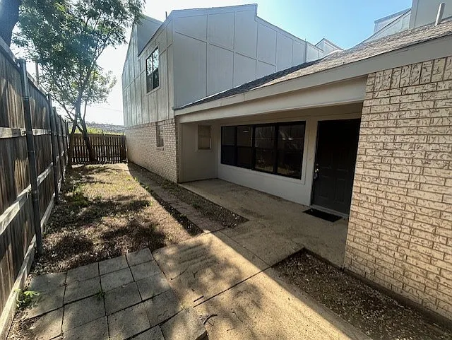 401 Towne House Ln — Photo 15