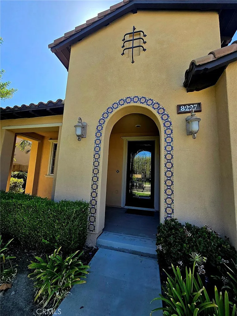 4 bed, 2.5 bath, 2698 sqft, $4,395 — Photo 1