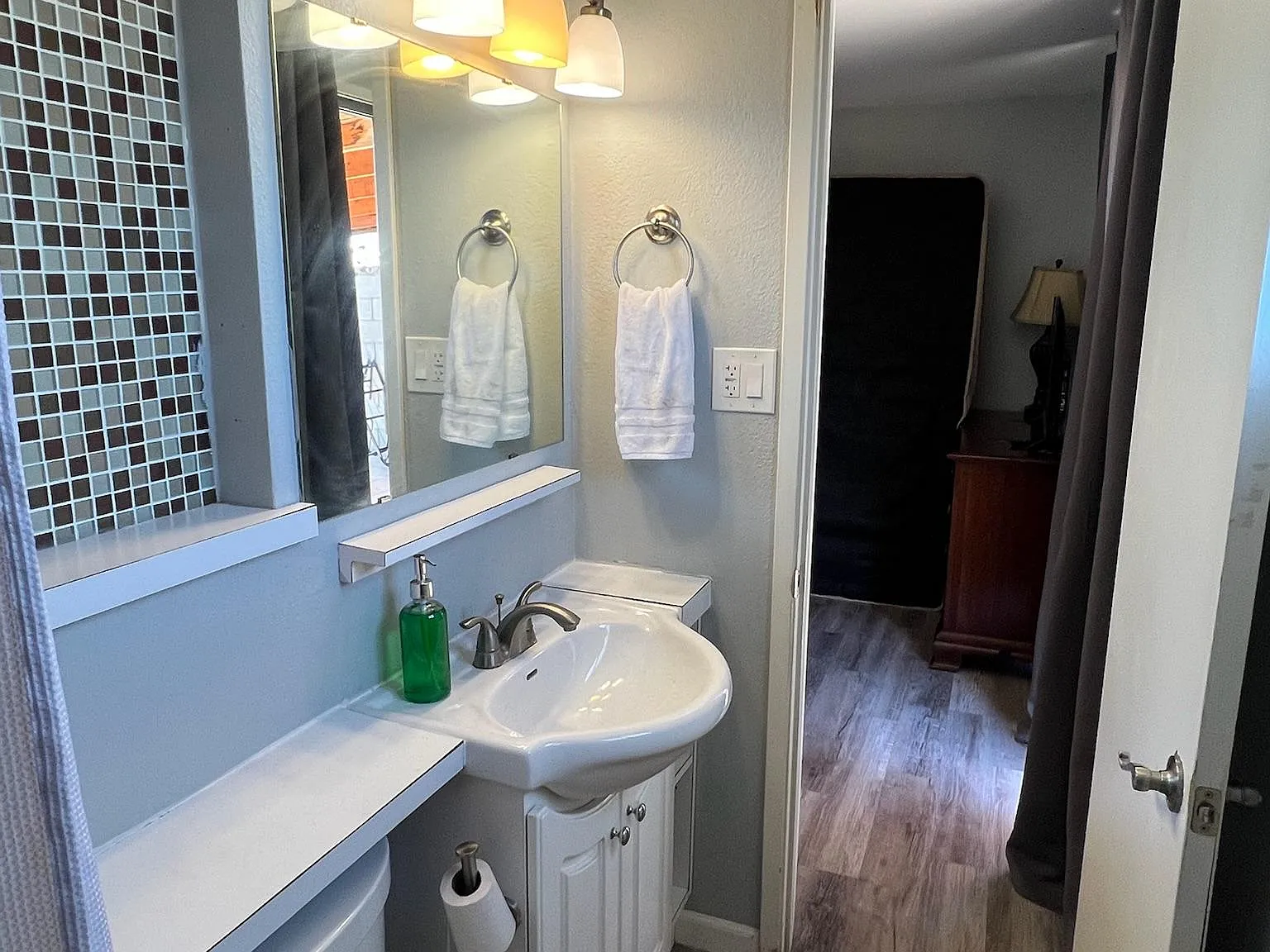 4 bed, 2.0 bath, 1200 sqft, $1,364 — Photo 1