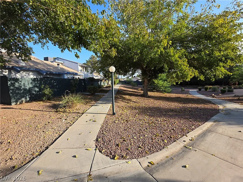 3 bed, 2.0 bath, 1260 sqft, $1,800 — Photo 3