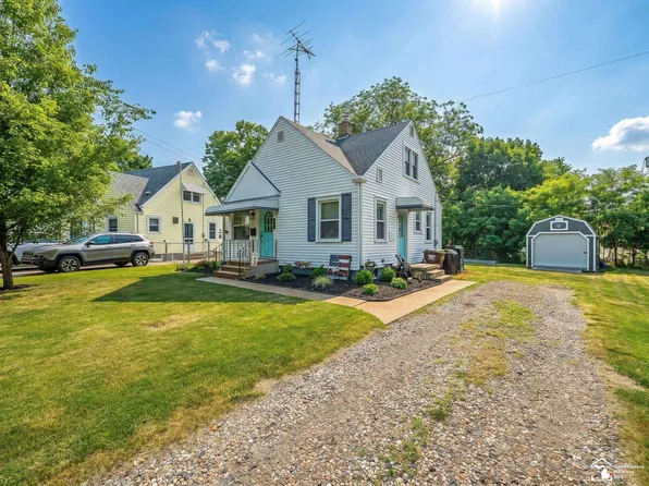 411 Center Dr, Tecumseh, MI 49286