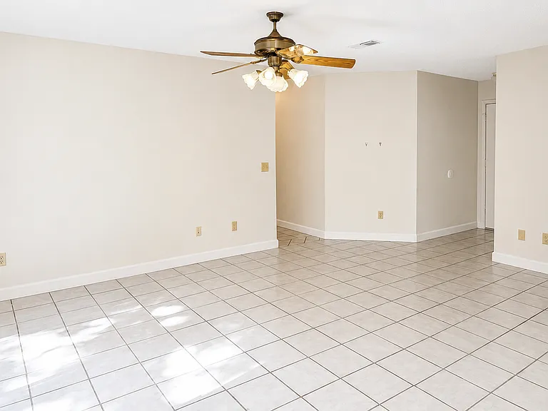 140 Royal Cir — Photo 5