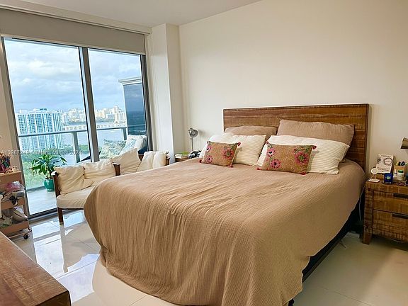 3rd image of 16385 Biscayne Blvd Unit 2701