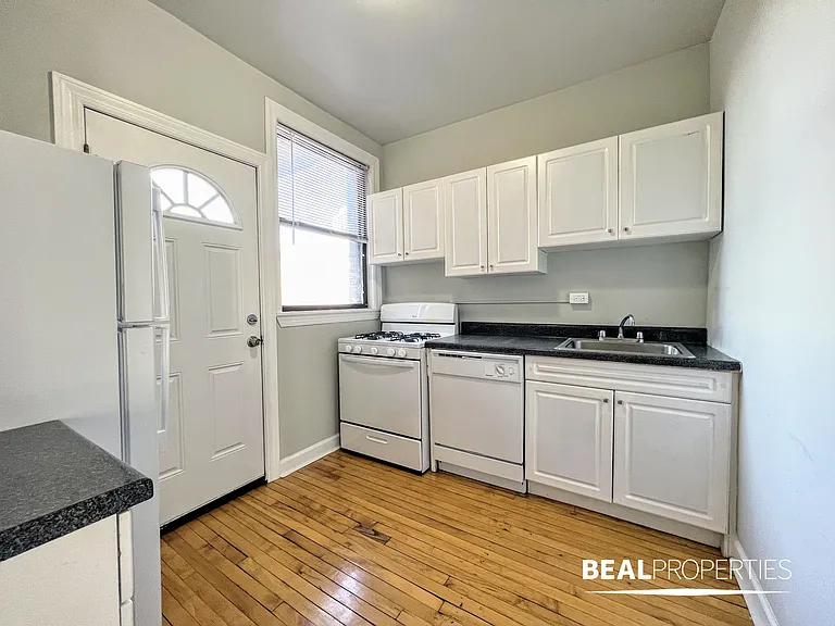 3720-28 N Pine Grove Ave — Photo 36
