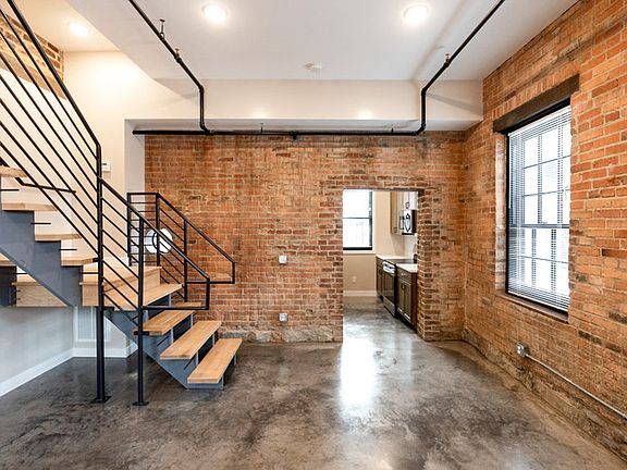 4th image of 225 Old South High St APT 128-225-128