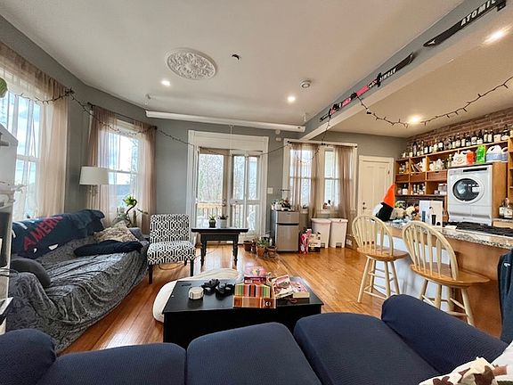 4th image of 18 Sunset St