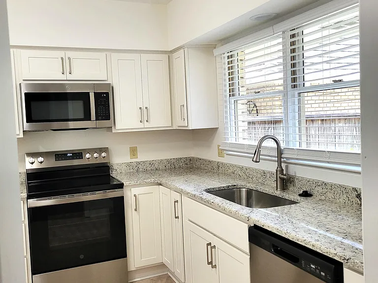 102 Wimbledon Dr — Photo 8