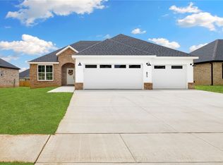 871 E Buchanan St, Prairie Grove, AR 72753