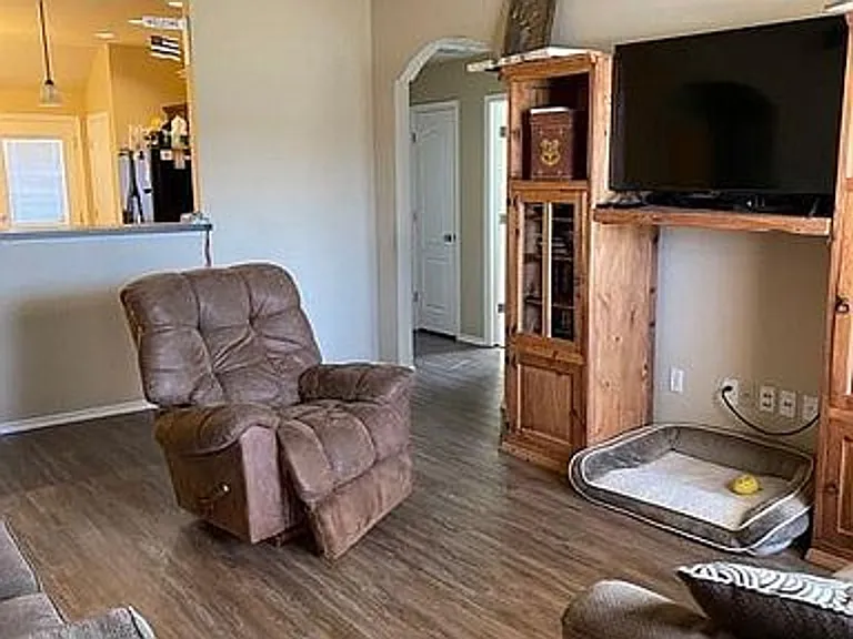 629 E Linden Ln — Photo 2